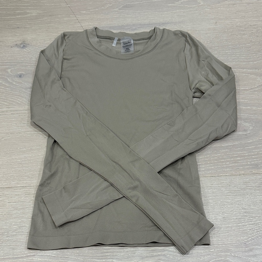 Aritzia Taupe Short Sleeve Tee
